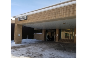 Entrée extérieure de l’hôpital de Thompson donnant accès à la clinique (c) Action CancerCare Manitoba